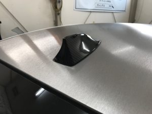 bmw5シリーズアンテナラッピングツヤありカーボンルーフ装着完了