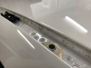 BMW５シリーズルーフラッピング施工モール内側汚れ