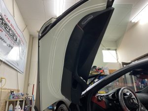 マクラーレンMP4-12Cスパイダーフルラッピング施工中ドア内