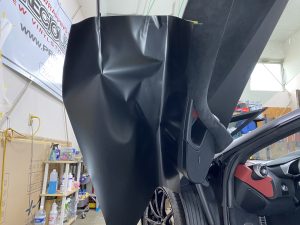 マクラーレンMP4-12Cスパイダーフルラッピング施工中ドア内施工中