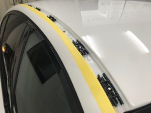 BMW５シリーズルーフラッピング施工モール内側清掃完了