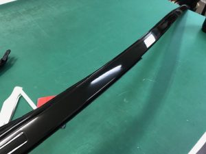 BMW５シリーズルーフラッピング施工ルーフモール施工中