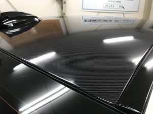 BMW５シリーズ艶ありカーボンルーフラッピング施工完成後ろから