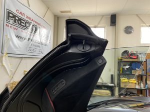 マクラーレンMP4-12Cスパイダーフルラッピングマットブラック完成左ドア内