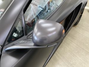 マクラーレンMP4-12Cスパイダーフルラッピング施工中ドアミラーカーボン