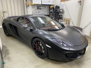 マクラーレンMP4-12Cスパイダーフルラッピングマットブラック完成右前