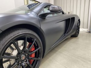 マクラーレンMP4-12Cスパイダーフルラッピングマットブラック完成左サイド