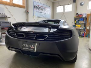 マクラーレンMP4-12Cスパイダーフルラッピング施工中リアバンパーカーボン