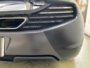 マクラーレンMP4-12Cスパイダーフルラッピング施工中リアバンパーカーボン分け目