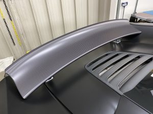 マクラーレンMP4-12Cスパイダーフルラッピング施工中リアウィングカーボン