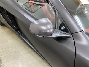マクラーレンMP4-12Cスパイダーフルラッピング施工中ドアミラー右カーボン