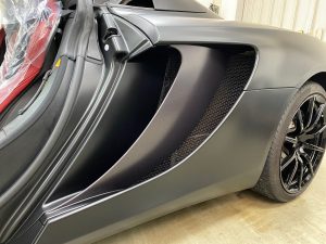 マクラーレンMP4-12Cスパイダーフルラッピング施工中左右ダクトカーボン