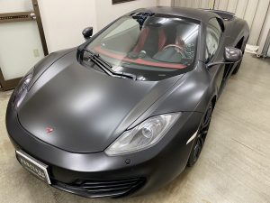 マクラーレンMP4-12Cスパイダーフルラッピングマットブラック完成左前から