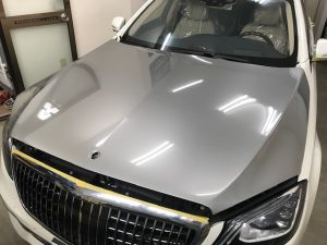 マイバッハV12ツートンラッピングボンネット