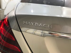 マイバッハV12ツートンラッピング完成エンブレム