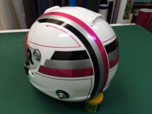 ラッピング技術を総動員するヘルメットラッピング