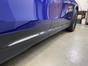 メルセデスベンツＧＬＢモールラッピング施工前ドア下メッキモール