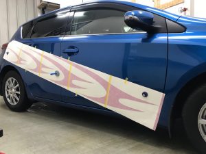 トヨタオーリスバイナルグラフィックス施工中