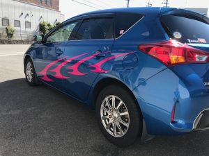 トヨタオーリスバイナルグラフィックス施工完成左後ろ