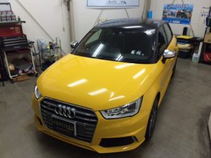 アウディS１ツヤありカーボンブラックボディ腰上全部