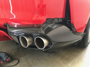 フェラーリ812スーパーファストカーボンラッピングマフラー周り施工中