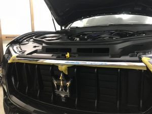 マセラティレバンテフロントグリル下処理マスキング