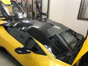 ラボルギーニウラカンペルフォルマンテルーフラッピング施工中Ａピラーフィルム幅が足りない