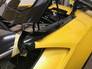ラボルギーニウラカンペルフォルマンテルーフラッピング左右フェンダー施工中