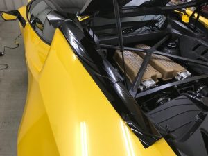ラボルギーニウラカンペルフォルマンテルーフラッピング左右フェンダー施工中