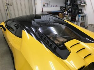ラボルギーニウラカンペルフォルマンテルーフラッピング左右フェンダー完成リアから