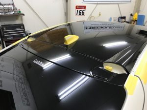 ホンダシビックタイプＲルーフラッピング施工中後ろから