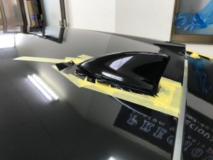 ホンダシビックタイプＲルーフラッピングアンテナ施工中１枚貼り