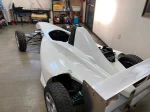 フォーミュラーエンジョイ２デザインラッピング施工前後ろ