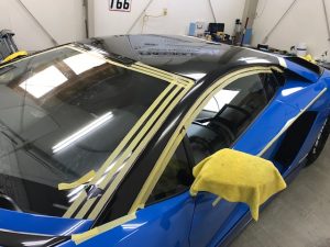 ランボルギーニ アヴェンタドールSルーフラッピング施工中左