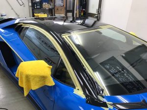 ランボルギーニ アヴェンタドールSルーフラッピング施工中右