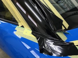 ランボルギーニ アヴェンタドールSルーフラッピング施工中ピラー根元
