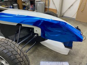 フォーミュラーエンジョイ２デザインラッピング施工中ノーズ