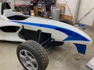 フォーミュラーエンジョイ２デザインラッピング施工中ノーズ