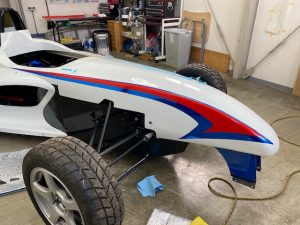 フォーミュラーエンジョイ２デザインラッピング施工中ノーズ