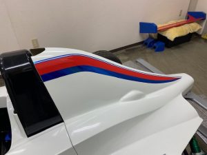 フォーミュラーエンジョイ２デザインラッピング施工中エンジンフード