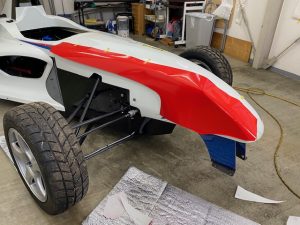 フォーミュラーエンジョイ２デザインラッピング施工中ノーズ