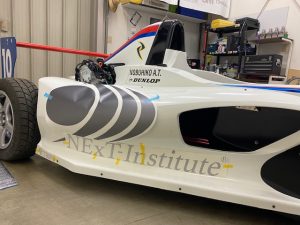 フォーミュラーエンジョイ２デザインラッピング施工中フロントノーズロゴ
