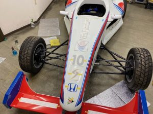 フォーミュラーエンジョイ２デザインラッピング施工中フロントノーズロゴ完成