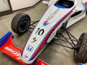 フォーミュラーエンジョイ２デザインラッピング施工中コックピット前