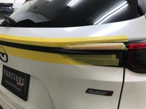 mazdacx-8マツダcx−８リアゲートメッキモールラッピングもちろん１枚でのラッピングです。