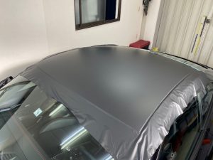 ポルシェGT3ツーリングルーフラッピング施工中