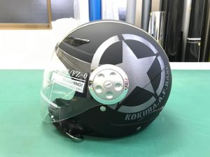 ヘルメットラッピング子供用ヘルメット迷彩カラー施工前テスト貼り