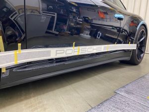 ポルシェGT3ツーリングサイドデカール施工中