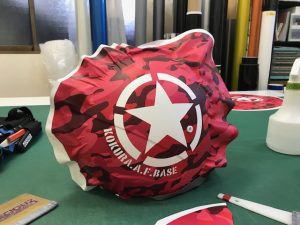 ヘルメットラッピング子供用ヘルメット迷彩カラー施工中