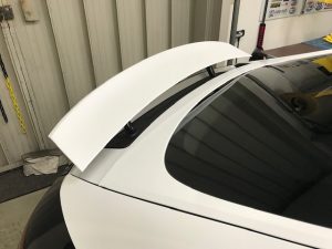メルセデスAMGGT53ツートンラッピング施工完成リアウィングアップ